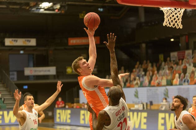 Björn Bjoern ROHWER 22 Rasta Vechta , James GIST 21 FC Bayern Munich Rasta Vechta vs FC Bayern Munich, basketball, easyCredit BBL Bundesliga, 07 03 2021, 22 match day, season 2020 2021 throws, throw, basket throw, action Rasta Vechta vs FC Bayern Munich, basketball, easyCredit BBL Bundesliga, 07 03 2021, 22 match day, season 2020 2021 Vechta Copyright: xErikxHillmer EIBNERx EP_ehr