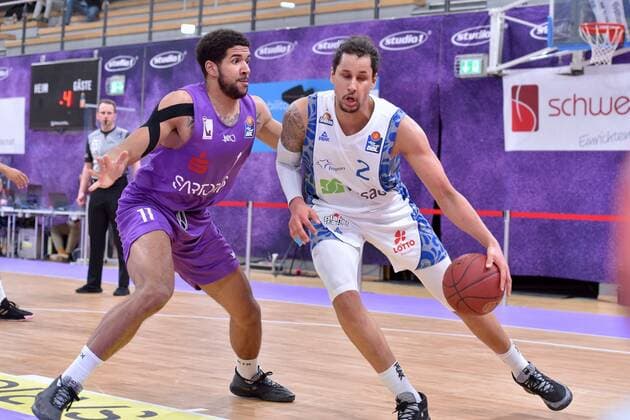 Michael Kessens Skyliners Frankfurt ma Ball , Marvin Omuvwie BG Goettingen L , Basketball, Bundesliga, BBL, BG Goettingen Skyliners Frankfurt, 07 03 2021, BG Goettingen Skyliners Frankfurt, Basketball, Bundesliga, GER, BBL, 07 03 2021 Goettingen Copyright: xEibner-Pressefotox-xRolandxSippelx