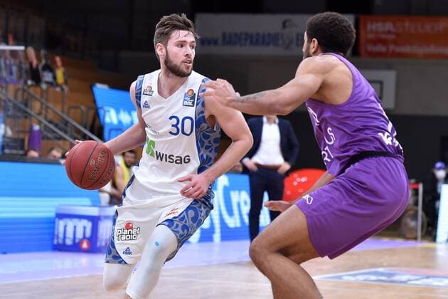 Jon Axel Gudmundsson Skyliners Frankfurt on the ball and Marvin Omuvwie BG Goettingen , Basketball, Bundesliga, BBL, BG Goettingen Skyliners Frankfurt, 07 03 2021, BG Goettingen Skyliners Frankfurt, Basketball, Bundesliga, GER, BBL, 07 03 2021 Goettingen Copyright: xEibner-Pressefotox-xRolandxSippelx