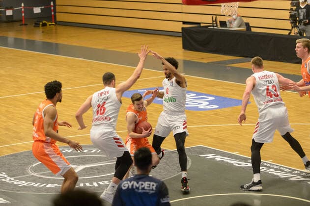 Paul ZIPSER 16 FC Bayern Munich , Jannes HUNDT 20 Rasta Vechta , Nick WEILER BABB 0 FC Bayern Munich Rasta Vechta vs FC Bayern Munich, Basketball, easyCredit BBL Bundesliga, 07 03 2021, 22 Matchday, Season 2020 2021 Action, Dribbling, on the ball, Duel Rasta Vechta vs FC Bayern Munich, Basketball, easyCredit BBL Bundesliga, 07 03 2021, 22 Matchday, Season 2020 2021 Vechta Copyright: xErikxHillmer EIBNERx EP_ehr