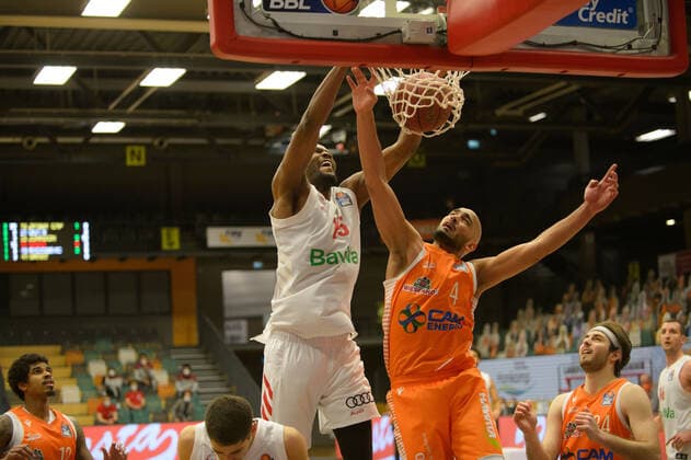 JaJuan JOHNSON 25 FC Bayern Munich dunk spectacularly over Stefan PENO 4 Rasta Vechta Rasta Vechta vs FC Bayern Munich, Basketball, easyCredit BBL Bundesliga, 07 03 2021, 22 Matchday, Season 2020 2021 Dunking, dunk, throws, basket throw, action Rasta Vechta vs FC Bayern Munich, Basketball, easyCredit BBL Bundesliga, 07 03 2021, 22 Matchday, Season 2020 2021 Vechta Copyright: xErikxHillmer EIBNERx EP_ehr