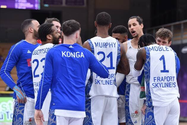 Cheering, joy after the victory Michael Kessens R, M , Matt Mobley Skyliners Frankfurt NR 1 , Quantez Robertson L , Basketball, Bundesliga, BBL, BG Goettingen Skyliners Frankfurt, 07 03 2021, BG Goettingen Skyliners Frankfurt, Basketball, Bundesliga, GER, BBL, 07 03 2021 Goettingen Copyright: xEibner-Pressefotox-xRolandxSippelx