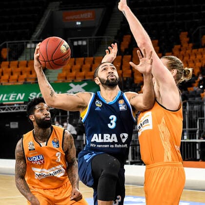 GER, BBL, ratiopharm ulm vs ALBA Berlin 07 03 2021, ratiopharm arena, Neu Ulm, GER, BBL, ratiopharm ulm vs ALBA Berlin, in the picture Peyton Siva Berlin, 3 is fighting against Cameron Clark Ulm, 3 and Dylan Osetkowski Ulm, 21 nordphotoxGmbHx xHafner nph00200
