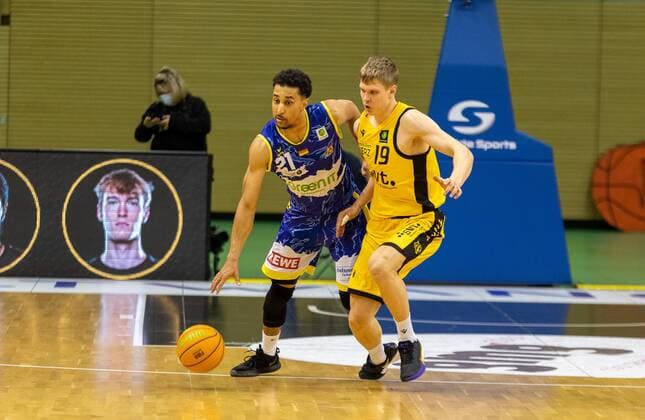 Joel Sadu Aminu Phoenix Hagen, 21 , Elias Valtonen Tigers Tübingen, 19 ¨¨¨Kirchheim Knights vs Tigers Tübingen, 2 Basketball, Bundesliga, Pro A, Barmer 2 Basketball, Matchday 24, Season 2020 2021, 05 03 2021, ¨¨ Kirchheim Knights Tigers Tübingen, Basketball, 2 Bundesliga, Barmer 2 Basketball, Matchday 24, Season 2020 2021, 27 02 2021 Kirchheim. Copyright: xDennisxDuddek xEibnerxPressefotox EP_DDU