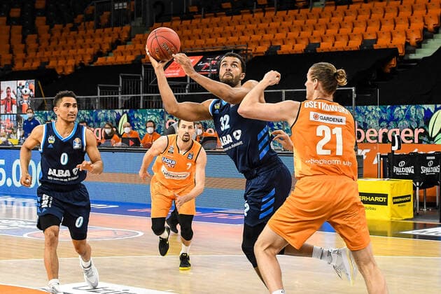 GER, BBL, ratiopharm ulm vs ALBA Berlin 07 03 2021, ratiopharm arena, Neu Ulm, GER, BBL, ratiopharm ulm vs ALBA Berlin, in the picture Maodo Lo Berlin, 0 , Johannes Thiemann Berlin, 32 puts through against Dylan Osetkowski Ulm, 21 nordphotoxGmbHx xHafner nph00200