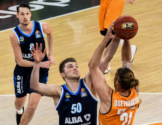 GER, BBL, ratiopharm ulm vs ALBA Berlin 07 03 2021, ratiopharm arena, Neu Ulm, GER, BBL, ratiopharm ulm vs ALBA Berlin, in picture Ben Lammers Berlin, 50 prevents Dylan Osetkowski Ulm, 21 from throwing nordphotoxGmbHx xHafner nph00200