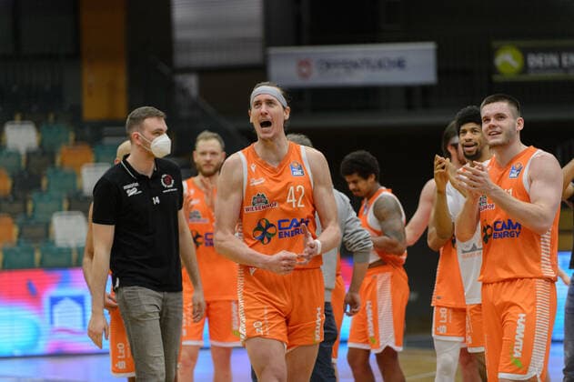 Joy, jubilation after the victory at team of Rasta Vechta, Dennis CLIFFORD 42 Rasta Vechta Rasta Vechta vs ratiopharm Ulm, Basketball, easyCredit BBL Bundesliga, 13 03 2021, 23 Matchday, Season 2020 2021 Copyright xErikxHillmer EIBNERx EP ehr Rasta Vechta vs ratiopharm Ulm, Basketball, easyCredit BBL Bundesliga, 13 03 2021, 23 Matchday, Season 2020 2021 Vechta Copyright: xErikxHillmer EIBNERx EP_ehr