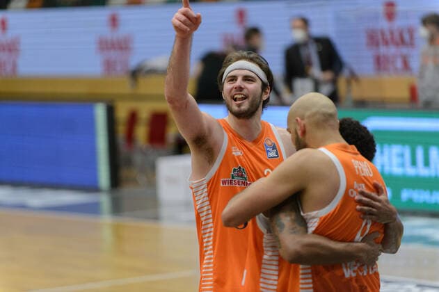 Joy, jubilation after the victory at Jesse HUNT 34 Rasta Vechta , Edgar SOSA 12 Rasta Vechta , Stefan PENO 4 Rasta Vechta Rasta Vechta vs ratiopharm Ulm, Basketball, easyCredit BBL Bundesliga, 13 03 2021, 23 Matchday, Season 2020 2021 Copyright xErikxHillmer EIBNERx EP ehr Rasta Vechta vs ratiopharm Ulm, Basketball, easyCredit BBL Bundesliga, 13 03 2021, 23 Matchday, Season 2020 2021 Vechta Copyright: xErikxHillmer EIBNERx EP_ehr