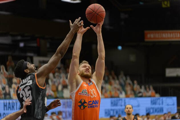 Aric HOLMAN 35 ratiopharm ulm , Robin CHRISTEN 33 Rasta Vechta Rasta Vechta vs ratiopharm Ulm, Basketball, easyCredit BBL Bundesliga, 13 03 2021, 23 Matchday, Season 2020 2021 Copyright xErikxHillmer EIBNERx EP ehr Rasta Vechta vs ratiopharm Ulm, Basketball, easyCredit BBL Bundesliga, 13 03 2021, 23 Matchday, Season 2020 2021 Vechta Copyright: xErikxHillmer EIBNERx EP_ehr