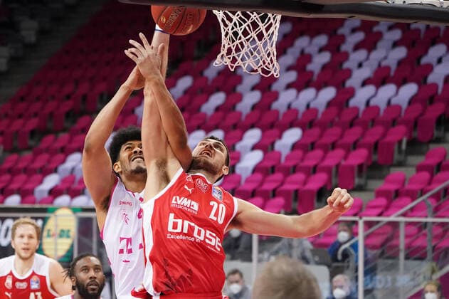 GER, Easycredit BBL, Telekom Baskets Bonn vs Brose Bamberg 13 03 2021, Telekom Dome, Bonn, GER, Easycredit BBL, Telekom Baskets Bonn vs Brose Bamberg, pictured Gabriel de Oliviera Telekom Bonn 22 , one-on-one against Chase Fieler Brose Bamberg 20 , nordphotoxGmBHx xMeuter nph00351