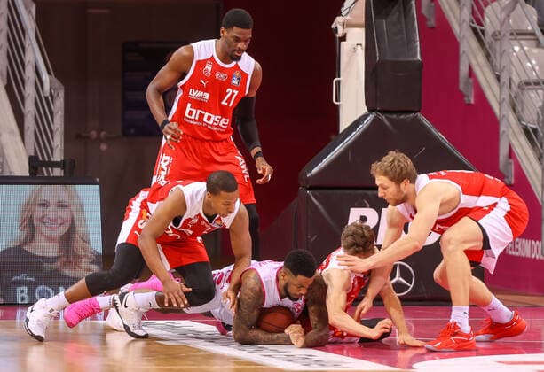 James Thompson TB Bonn 3 and Bennet Hundt Brose Bamberg 33 , Telekom Baskets Bonn vs Brose Bamberg, Basketball, 1 Easy Credit Bundesliga, 23 Matchday, 13 03 2021, Telekom Baskets Bonn vs Brose Bamberg, Basketball, 1 Easy Credit Bundesliga, 23 Matchday, 13 03 2021 Bonn Copyright: xJoergxNiebergall Eibner-Pressefox EP_JNL