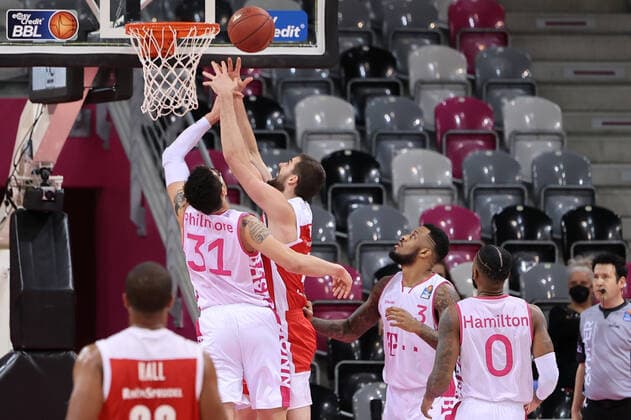 GER, Easycredit BBL, Telekom Baskets Bonn vs Brose Bamberg 13 03 2021, Telekom Dome, Bonn, GER, Easycredit BBL, Telekom Baskets Bonn vs Brose Bamberg, pictured Isaiah Philmore Telekom Bonn 31 , David Kravish Brose Bamberg 45 , nordphotoxGmBHx xMeuter nph00351