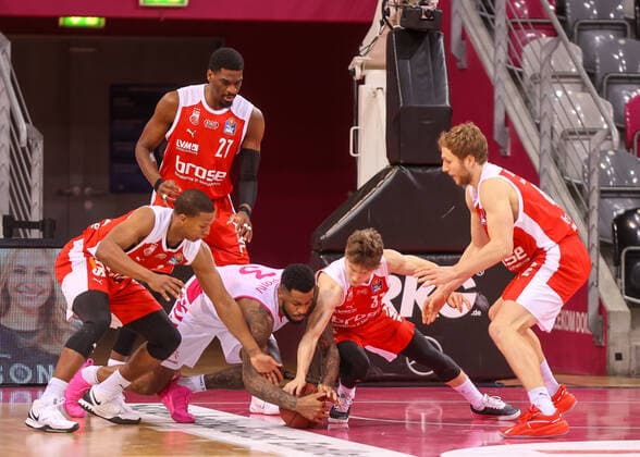 James Thompson TB Bonn 3 and Bennet Hundt Brose Bamberg 33 , Telekom Baskets Bonn vs Brose Bamberg, Basketball, 1 Easy Credit Bundesliga, 23 Matchday, 13 03 2021, Telekom Baskets Bonn vs Brose Bamberg, Basketball, 1 Easy Credit Bundesliga, 23 Matchday, 13 03 2021 Bonn Copyright: xJoergxNiebergall Eibner-Pressefox EP_JNL