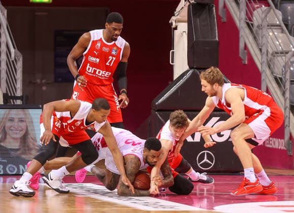 James Thompson TB Bonn 3 and Bennet Hundt Brose Bamberg 33 , Telekom Baskets Bonn vs Brose Bamberg, Basketball, 1 Easy Credit Bundesliga, 23 Matchday, 13 03 2021, Telekom Baskets Bonn vs Brose Bamberg, Basketball, 1 Easy Credit Bundesliga, 23 Matchday, 13 03 2021 Bonn Copyright: xJoergxNiebergall Eibner-Pressefox EP_JNL