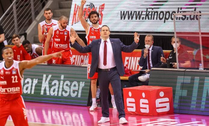 Bamberg coach Johan Roijakkers cheers, Telekom Baskets Bonn vs Brose Bamberg, Basketball, 1 Easy Credit Bundesliga, 23 Spieltag, 13 03 2021, Telekom Baskets Bonn vs Brose Bamberg, Basketball, 1 Easy Credit Bundesliga, 23 Spieltag, 13 03 2021 Bonn Copyright: xJoergxNiebergall Eibner-Pressefox EP_JNL