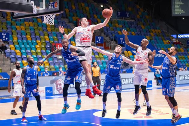 Fraport Skyliners JobStairs Giessen 46ers, easyCredit BBL Rebound by Scottie James Jr Giessen, 31 against Kamari Murphy Fraport Skyliners, 21 Watch on the right Jon Axel Gudmundsson Fraport Skyliners, 30 , Brandon Bowman Giessen, 15 and Rasheed Moore Fraport Skyliners, 20 the scene Left background Jonathan Stark Giessen, 1 and Matt Mobley Fraport Skyliners, 1 easyCredit BBL basketball match between Fraport Skyliners and JobStairs Giessen 46ers on 13 March 2021 at Fraport Arena in Frankfurt am Main , Frankfurt am Main Hesse Germany Fraport Arena