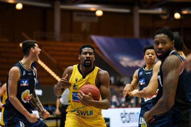 Yorman Polas Bartolo MHP Riesen Ludwigsburg looks at the referee, in the background Bogdan Radosavljevic cheers HAKRO Merlins Crailsheim , GER, HAKRO Merlins Crailsheim vs MHP Riesen Ludwigsburg, 14 03 2021, 23 Spieltag easycredit Basketball Bundesliga, Spielzeit 2020 2021 GER, HAKRO Merlins Crailsheim vs MHP Riesen Ludwigsburg, 14 03 2021, 23 Spieltag easycredit Basketball Bundesliga, Spielzeit 2020 2021 Crailsheim Copyright: xEibnerxPressefoto MichaelxMemmlerx EP_MMR