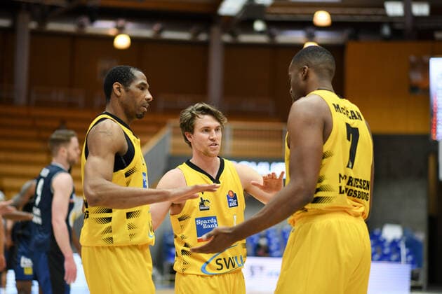 Jordan Hulls MHP Riesen Ludwigsburg , Tremmell Darden MHP Riesen Ludwigsburg , Jamel McLean MHP Riesen Ludwigsburg are unhappy with the way the game went, GER, HAKRO Merlins Crailsheim vs MHP Riesen Ludwigsburg, 14 03 2021, 23 Spieltag easycredit Basketball Bundesliga, Spielzeit 2020 2021 GER, HAKRO Merlins Crailsheim vs MHP Riesen Ludwigsburg, 14 03 2021, 23 Spieltag easycredit Basketball Bundesliga, Spielzeit 2020 2021 Crailsheim Copyright: xEibnerxPressefoto MichaelxMemmlerx EP_MMR