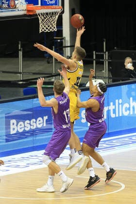 DEU, GER, 1 BBL, ALBA vs BG Goettingen, 14 03 2021, Mercedes Benz Arena, Berlin, DEU, GER, 1 BBL, ALBA vs BG Goettingen, in picture Tim Schneider ALBA Berlin 10 , Mathis Moenninghoff Goettingen 17 , Nelson Weidemann Goettingen 2 nordphotoxGmbHx xEngler nph00076