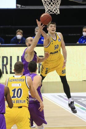 DEU, GER, 1 BBL, ALBA vs BG Goettingen, 14 03 2021, Mercedes Benz Arena, Berlin, DEU, GER, 1 BBL, ALBA vs BG Goettingen, in picture Ben Lammers ALBA Berlin 50 , Dennis Kramer Goettingen 10 nordphotoxGmbHx xEngler nph00076