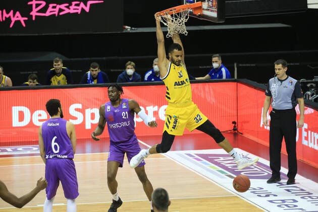 DEU, GER, 1 BBL, ALBA vs BG Goettingen, 14 03 2021, Mercedes Benz Arena, Berlin, DEU, GER, 1 BBL, ALBA vs BG Goettingen, in picture dunking of Johannes Thiemann ALBA Berlin 32 , Tai Odiase Goettingen 21 , Luke Nelson Goettingen 6 nordphotoxGmbHx xEngler nph00076