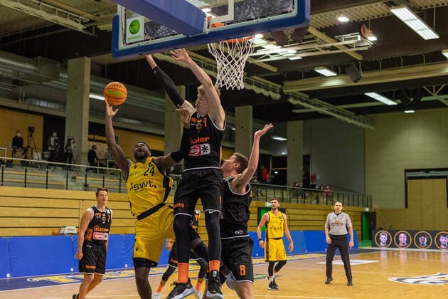 Roland Nyama Tigers Tübingen, 24 Jonas Niedermanner Wiha Panthers, 9 Felix Edwardsson Wiha Panthers, 8 ¨¨¨Tigers Tübingen vs Wiha Panthers , 2 Basketball, Bundesliga, Pro A, Barmer 2 Basketball, Spieltag 7, Spielzeit 2020 2021, 20 03 2021, ¨¨ Tigers Tübingen wiha Panthers, Basketball, 2 Bundesliga, Barmer 2 Basketball, Spieltag 7, Spielzeit 2020 2021, 20 01 2021 Rottenburg am Neckar. Copyright: xNinaxSander xEibnerxPressefotoxIx EP_NSR