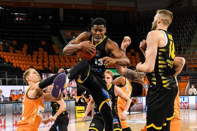 GER, BBL, ratiopharm ulm vs MHP RIESEN Ludwigsburg 20 03 2021, ratiopharm arena, Neu Ulm, GER, BBL, ratiopharm ulm vs MHP RIESEN Ludwigsburg, pictured energetic effort by Yorman Polas Bartolo Ludwigsburg, 13 vs Thomas Klepeisz Ulm, 22 , Jonas Wohlfarth Bottermann Ludwigsburg, 18 nordphotoxGmbHx xHafner nph00200
