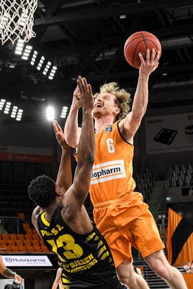 GER, BBL, ratiopharm ulm vs MHP RIESEN Ludwigsburg 20 03 2021, ratiopharm arena, Neu Ulm, GER, BBL, ratiopharm ulm vs MHP RIESEN Ludwigsburg, pictured Yorman Polas Bartolo Ludwigsburg, 13 , Per Guenther Ulm, 6 flies to the basket nordphotoxGmbHx xHafner nph00200