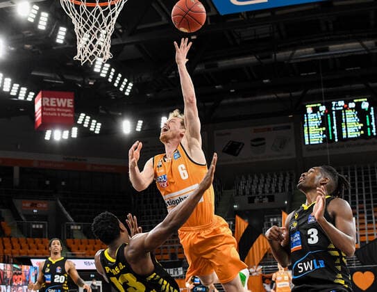 GER, BBL, ratiopharm ulm vs MHP RIESEN Ludwigsburg 20 03 2021, ratiopharm arena, Neu Ulm, GER, BBL, ratiopharm ulm vs MHP RIESEN Ludwigsburg, pictured Per Guenther Ulm, 6 flies to the basket and is fouled by Yorman Polas Bartolo Ludwigsburg, 13 Jaleen Smith Ludwigsburg, 3 nordphotoxGmbHx xHafner nph00200