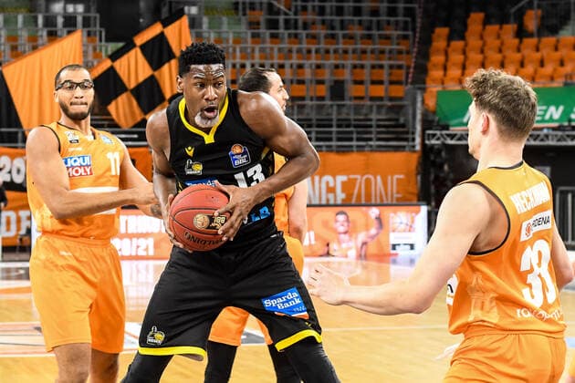 GER, BBL, ratiopharm ulm vs MHP RIESEN Ludwigsburg 20 03 2021, ratiopharm arena, Neu Ulm, GER, BBL, ratiopharm ulm vs MHP RIESEN Ludwigsburg, in the picture Yorman Polas Bartolo Ludwigsburg, 13 with full commitment against Patrick Heckmann Ulm, 33 nordphotoxGmbHx xHafner nph00200