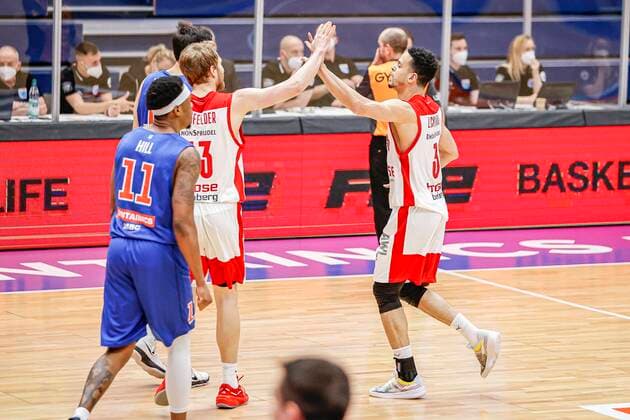 right Dominic Lockhart Brose Bamberg, 03 center Christian Sengfelder Brose Bamberg, 43 left Kyndahl Hill Mitteldeutscher BC, 11 MBC Mitteldeutscher BC Brose Bamberg, easyCredit Basketball Bundesliga, Saison 2020 2021, 24 Spieltag, Weißenfels, Germany, 20 03 2021, Copyright: DanielxLöb
