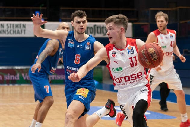 Syntainics MBC Brose Bamberg, Basketball, Bundesliga, Men, 2020 2021, 24 Matchday, 20 03 2021, v l Marko Krstanovic MBC, 6 , Bennet Hundt Bamberg, 33 Syntainics MBC Brose Bamberg, Basketball, Bundesliga, Men, 24 Matchday, 20 03 2021, Weissenfels Copyright: xSchulz Eibner-Pressefotox ep_esz