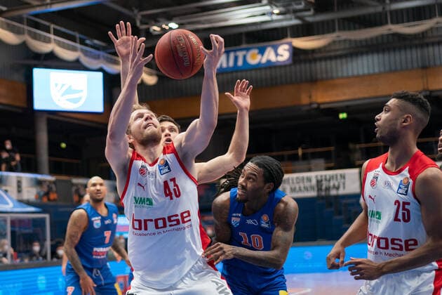 Syntainics MBC Brose Bamberg, Basketball, Bundesliga, Men, 2020 2021, 24 Matchday, 20 03 2021, v l Christian Sengfelder Bamberg, 43 , Anthony Barber MBC, 10 , Kenneth Ogbe Bamberg, 25 Syntainics MBC Brose Bamberg, Basketball, Bundesliga, Men, 24 Matchday, 20 03 2021, Weissenfels Copyright: xSchulz Eibner-Pressefotox ep_esz
