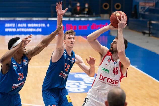 Syntainics MBC Brose Bamberg, Basketball, Bundesliga, Men, 2020 2021, 24 Matchday, 20 03 2021, v l Kyndahl Hill MBC, 11 , Philipp Hartwich MBC, 12 , David Kravish Bamberg, 45 Syntainics MBC Brose Bamberg, Basketball, Bundesliga, Men, 24 Matchday, 20 03 2021, Weissenfels Copyright: xSchulz Eibner-Pressefotox ep_esz