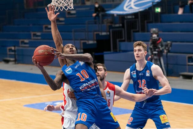 Syntainics MBC Brose Bamberg, Basketball, Bundesliga, Men, 2020 2021, 24 Matchday, 20 03 2021, v l Anthony Barber MBC, 10 , David Kravish Bamberg, 45 , Philipp Hartwich MBC, 12 Syntainics MBC Brose Bamberg, Basketball, Bundesliga, Men, 24 Matchday, 20 03 2021, Weissenfels Copyright: xSchulz Eibner-Pressefotox ep_esz