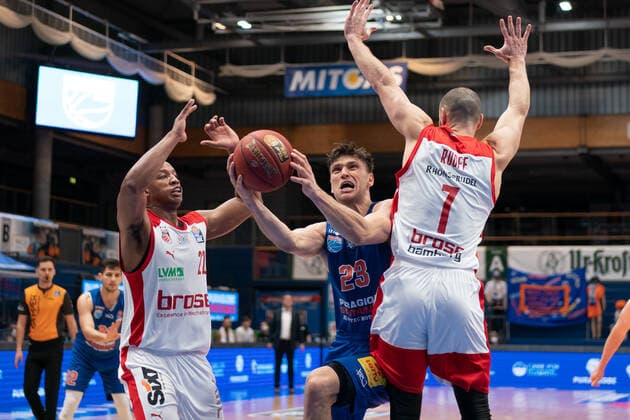 Syntainics MBC Brose Bamberg, basketball, Bundesliga, men, 2020 2021, 24 matchday, 20 03 2021, v l Devon Hall bamberg, 22 , Michal Michalak MBC, 23 , Alex Ruoff Bamberg, 7 Syntainics MBC Brose Bamberg, basketball, Bundesliga, men, 24 matchday, 20 03 2021, Weissenfels Copyright: xSchulz Eibner-Pressefotox ep_esz