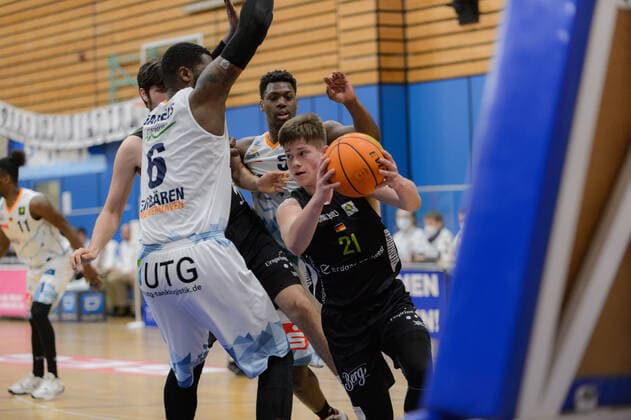 Will DANIELS (6 Eisbaeren Bremerhaven), Franklyn AUNITZ (21 Ehingen Urspring) ; Eisbären Bremerhaven vs Team Ehingen Urspring, Basketball, 2. Bundesliga ProA, 21.03.2021, 27. Spieltag, Saison 2020 2021, Bremerhaven, Trainingscenter Amerikaring ; Copyright: xErikxHillmer EIBNERx EP_ehr Eisbären Bremerhaven vs Team Ehingen Urspring, Basketball, 2. Bundesliga ProA, 21.03.2021, 27. Spieltag, Saison 2020 2021 Bremerhaven Copyright: xErikxHillmer EIBNERx EP_ehr