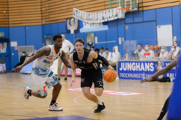 Armani MOORE (52 Eisbaeren Bremerhaven), Jack PAGENKOPF (10 Ehingen Urspring) ; Eisbären Bremerhaven vs Team Ehingen Urspring, Basketball, 2. Bundesliga ProA, 21.03.2021, 27. Spieltag, Saison 2020 2021, Bremerhaven, Trainingscenter Amerikaring ; Copyright: xErikxHillmer EIBNERx EP_ehr Eisbären Bremerhaven vs Team Ehingen Urspring, Basketball, 2. Bundesliga ProA, 21.03.2021, 27. Spieltag, Saison 2020 2021 Bremerhaven Copyright: xErikxHillmer EIBNERx EP_ehr