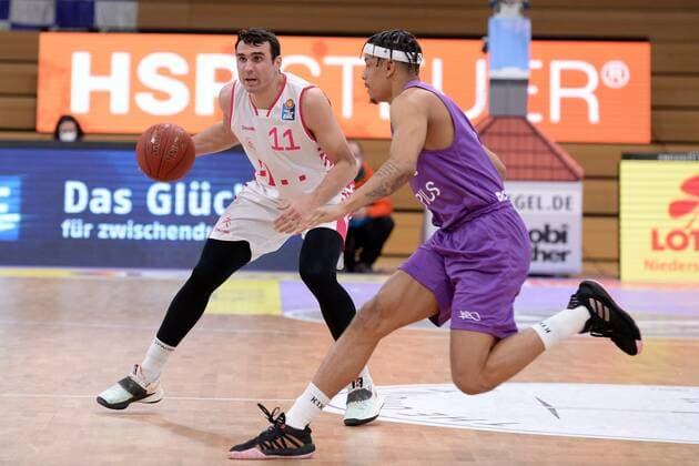 Anthony DiLeo (Baskets Bonn) (am Ball) und Nelson Weidemann (BG Goettingen) , Basketball, Bundesliga, BBL, BG Goettingen - Telekom Baskets Bonn, 21.03.2021, BG Goettingen - Telekom Baskets Bonn , Basketball, Bundesliga, GER, BBL, 21.03.2021 Goettingen Copyright: xEibner-Pressefotox-xRolandxSippelx