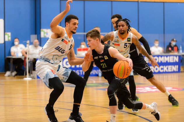 Moses PÖLKING POELKING 5 Eisbaeren Bremerhaven , Franklyn AUNITZ 21 Ehingen Urspring Eisbären Bremerhaven vs Team Ehingen Urspring, Basketball, 2 Bundesliga ProA, 21 03 2021, 27 Spieltag, Saison 2020 2021, Bremerhaven, Training Center Amerikaring Copyright xErikxHillmer EIBNERx EP ehr Eisbären Bremerhaven vs Team Ehingen Urspring, Basketball, 2 Bundesliga ProA, 21 03 2021, 27 Spieltag, Saison 2020 2021 Bremerhaven. Copyright: xErikxHillmer EIBNERx EP_ehr