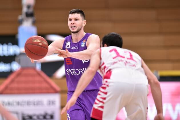 Rihards Lomazs BG Goettingen on the ball , Anthony DiLeo Baskets Bonn , Basketball, Bundesliga, BBL, BG Goettingen Telekom Baskets Bonn, 21 03 2021, BG Goettingen Telekom Baskets Bonn , Basketball, Bundesliga, GER, BBL, 21 03 2021 Goettingen Copyright: xEibner-Pressefotox-xRolandxSippelx