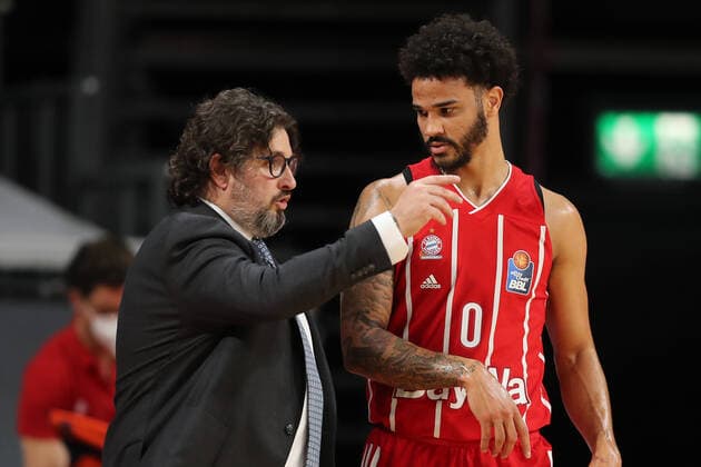 Head coach Andrea Trinchieri Muenchen and Nick Weiler Babb Muenchen in conversation GER, FC Bayern Basketball vs Mitteldeutscher BC, basketball, BBL, season 2020 2021, 23 03 2021, GER, FC Bayern Basketball vs Mitteldeutscher BC, basketball, BBL, season 2020 2021, 23 03 2021, Muenchen Copyright: xMarcelxEngelbrechtx Eibner-Pressefotox EP_met