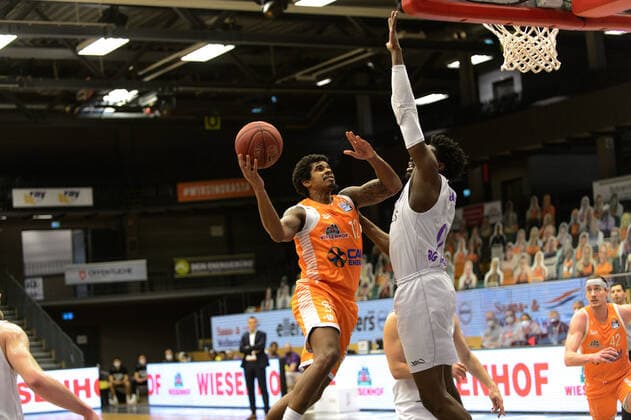 Edgar SOSA 12 Rasta Vechta , Tai ODIASE 21 BG Goettingen Rasta Vechta vs BG Göttingen, Basketball, easyCredit BBL Bundesliga, 27 03 2021, 25 Matchday, Season 2020 2021 Copyright xErikxHillmer EIBNERx EP ehr Rasta Vechta vs BG Göttingen, Basketball, easyCredit BBL Bundesliga, 27 03 2021, 25 Matchday, Season 2020 2021 Vechta Copyright: xErikxHillmer EIBNERx EP_ehr