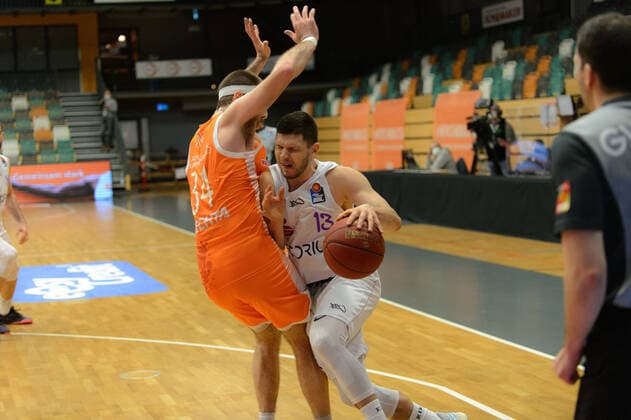 Rihards LOMAZS 13 BG Goettingen cant get past Jesse HUNT 34 Rasta Vechta Rasta Vechta vs BG Göttingen, Basketball, easyCredit BBL Bundesliga, 27 03 2021, 25 Matchday, Season 2020 2021 Copyright xErikxHillmer EIBNERx EP ehr Rasta Vechta vs BG Göttingen, Basketball, easyCredit BBL Bundesliga, 27 03 2021, 25 Matchday, Season 2020 2021 Vechta Copyright: xErikxHillmer EIBNERx EP_ehr