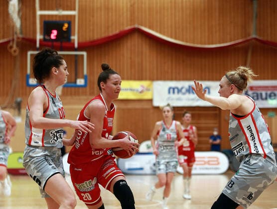 Wasserburg, Badria Halle,28 03 21, playoff quarterfinal, 1 game, Basketball, 1 Bundesliga Women, TSV 1880 Wasserburg vs Giro Live Panthers Osnabrueck in picture from left Margaret MULLIGAN Wasserburg US , Kata TAKACS Osnabrueck AUT , Laura HEBECKER Wasserburg , Copyright: HMBxMediax xHeikoxBecker