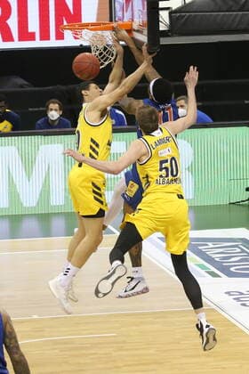 DEU, GER, easyCredit BBL, ALBA vs MBC, 28 03 2021, Mercedes Benz Arena, Berlin, DEU, GER, easyCredit BBL, ALBA vs MBC, in picture Simone Fontecchio ALBA Berlin 20 , Ben Lammers ALBA Berlin 50 , Kyndahl Hill Mitteldeutscher BC 11 nordphotoxGmbHx xEngler nph00076