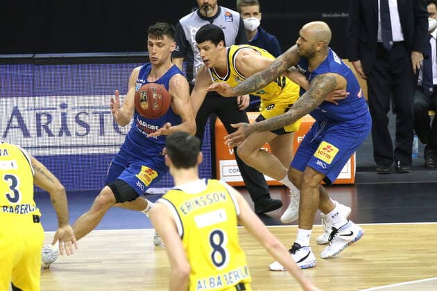 DEU, GER, easyCredit BBL, ALBA vs MBC, 28 03 2021, Mercedes Benz Arena, Berlin, DEU, GER, easyCredit BBL, ALBA vs MBC, in picture Simone Fontecchio ALBA Berlin 20 , Michal Michalak Mitteldeutscher BC 23 , Sergio Kerusch Mitteldeutscher BC 7 nordphotoxGmbHx xEngler nph00076
