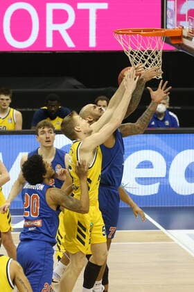 DEU, GER, easyCredit BBL, ALBA vs MBC, 28 03 2021, Mercedes Benz Arena, Berlin, DEU, GER, easyCredit BBL, ALBA vs MBC, in picture Niels Giffey ALBA Berlin 5 , Sergio Kerusch Mitteldeutscher BC 7 , Deron Washington Mitteldeutscher BC 20 nordphotoxGmbHx xEngler nph00076