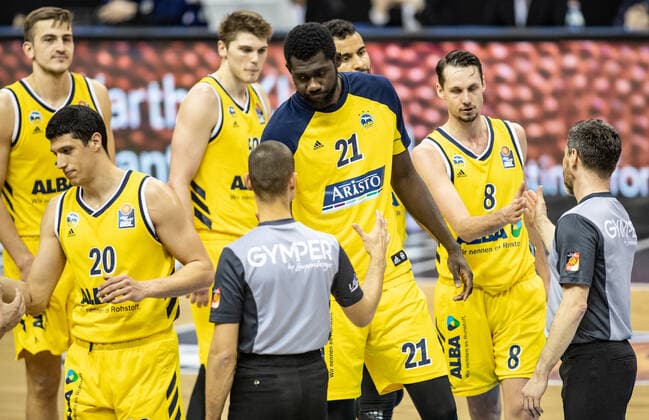28 03 21, Berlin, Basketball, 1 Bundesliga, easyCredit BBL, Hauptrunde, 25 Spieltag, Mercedes Benz Arena ALBA Berlin Syntainics MBC ALBAs Tim Schneider l r , Simone Fontecchio, Ben Lammers, Christ Koumadje and Marcus Eriksson thank the referees after the game ALBA Berlin Syntainics MBC