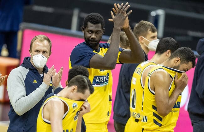 28 03 21, Berlin, Basketball, 1 Bundesliga, easyCredit BBL, Hauptrunde, 25 Spieltag, Mercedes Benz Arena ALBA Berlin Syntainics MBC ALBAs Luke Sikma l r , Marcus Eriksson, Christ Koumadje, Simone Fontecchio and Johannes Thiemann clap after the victory ALBA Berlin Syntainics MBC